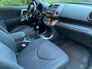 Toyota RAV-4 (8 фото из 9)