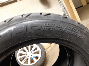 Kormoran UHP 215/55 R17 94V