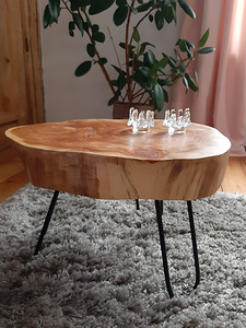 Käsitööna valminud väike laud (1 foto / 3)
