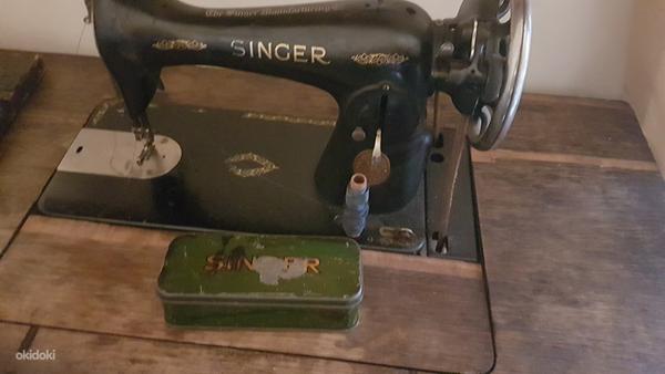 Старинная швейная машина Singer с ножным приводом в рабочем (фото #2)