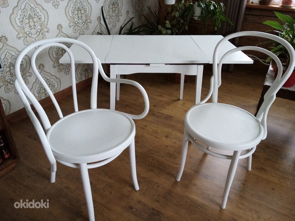 Restaureeritud laud toolidega