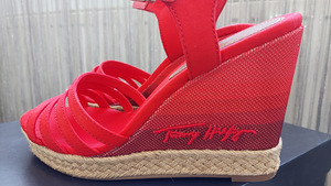 Suvekingad Tommy Hilfiger (1 foto / 3)