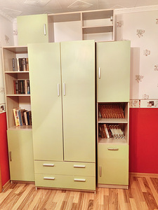 Комплект мебели в детскую комнату (3 фото из 3)