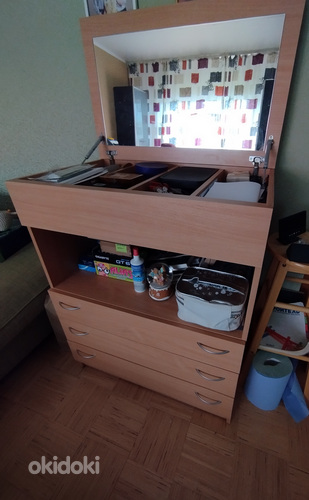Kummut peegliga.