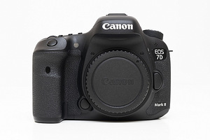 Peegelkaamera Canon EOS 7D Mark II (1 foto / 9)