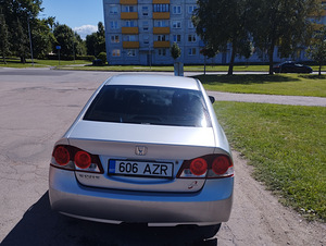 Honda Civic sedaan 2007 (5 foto / 8)