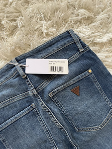 Джинсы Guess (3 фото из 3)