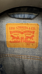UUEVÄÄRNE TEKSATAGI LEVI'S - L (2 foto / 4)