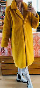 Новое светлое желтое пальто размера L