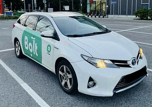 Takso autorent BOLT Toyota Auris 2015a, hübriid, AUTOMAAT