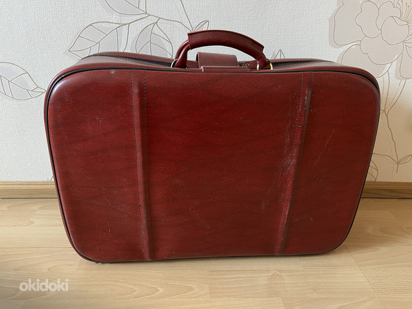 Ретро красный чемодан (фото #3)