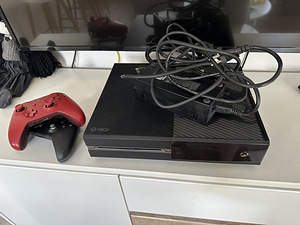 Xbox one + 2 pulti (1 foto / 1)