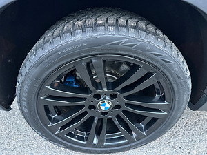 BMW X6 xDrive50i Individual FL Shadowline 4.4 V8 300kW (4 foto / 15)