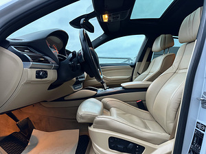 BMW X6 xDrive50i Individual FL Shadowline 4.4 V8 300kW (6 foto / 15)
