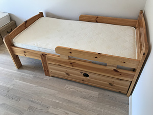 Раздвижная детская кровать с матрасом и ящиком (2 фото из 3)