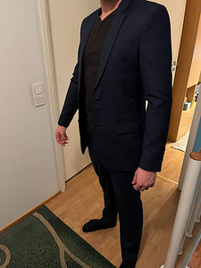 Tumesinine ülikond (2 foto / 3)