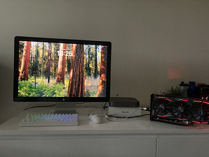 Mac mini 2018 i5 6core+Apple cinema display 24+egpu (1 foto / 5)
