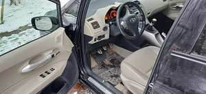 Toyota Auris (12 фото из 15)