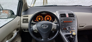 Toyota Auris (14 фото из 15)