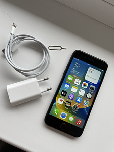 iPhone 8 (черный) 64 ГБ (1 фото из 5)