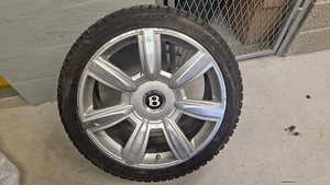 Шипованные шины Bentley с дисками 275.35.20 Nokian (1 фото из 2)