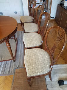 Круглый стол и 4 стула (2 фото из 6)