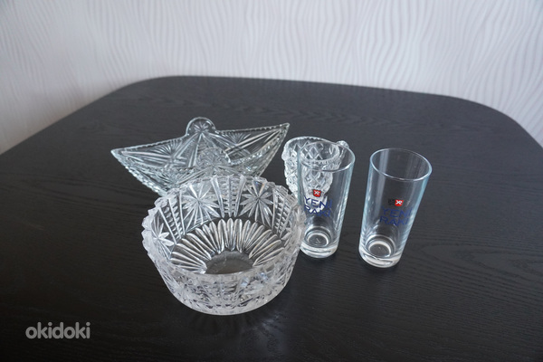 Посуда, 3 хрустальные вазочки , два бокала.,