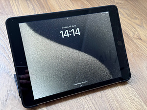 iPad (5th generation) 32GB Wi-Fi + Cellular