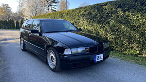 BMW 325i (2 foto / 4)