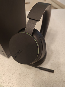 Xbox Series X 1TB + 2 pulti +laadimisjaam + Xbox kõrvaklapid (3 foto / 4)