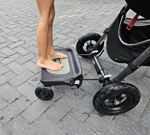 Подножка Baby Jogger. Крепится к коляске. Складывается вверх