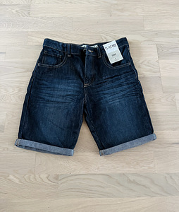 Новые короткие джинсы на 152 размер