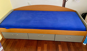 Достойная крепкая кровать для ребенка с 3 ящиками