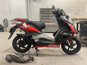 Aprilia SR50r (3 foto / 3)