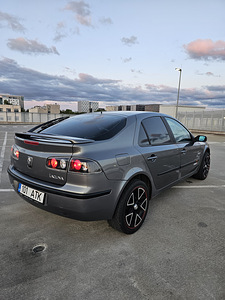 Renault Laguna (6 фото из 12)