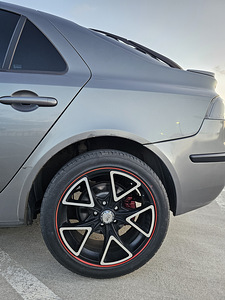 Renault Laguna (9 фото из 12)