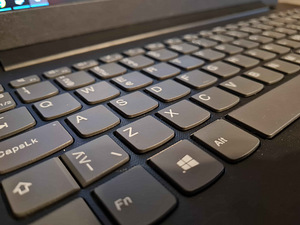 Lenovo V145-15AST (4 foto / 5)