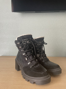Kendall + Kylie Saapad Rodney (1 foto / 2)