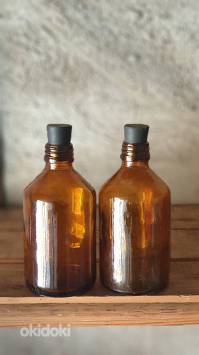 Старые бутылки с крышками 2 шт. (фото #1)