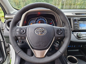 Toyota RAV4 2014 (9 foto / 15)