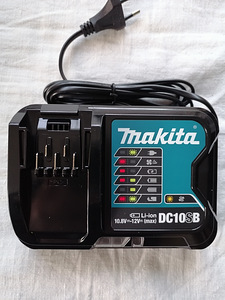 Оригинальное быстрое зарядное устройство Makita DC10SD 12v (1 фото из 2)