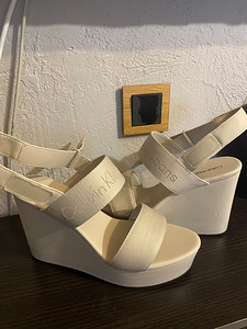 Calvin Klein (2 фото из 2)