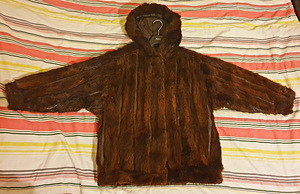 Куртка из меха с кожаными вставками с капюшоном