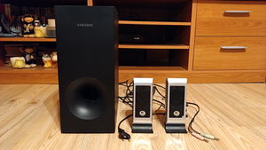 Компьютерные колонки Logitech 2.1 с сабвуфером Samsung (1 фото из 3)