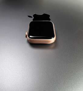 Apple Watch SE GPS 40 mm Gold Aluminum aku 88% (4 foto / 8)
