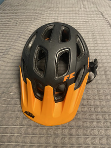 Велосипед KTM, шлем