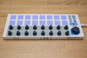Arturia BEATSTEP MIDI/USB-контроллер (2 фото из 4)