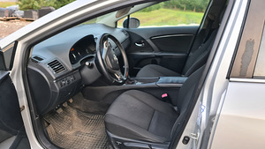 Toyota Avensis (9 foto / 10)