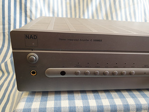 NAD C320 BEE Stereo integrated amplifier. (3 фото из 6)