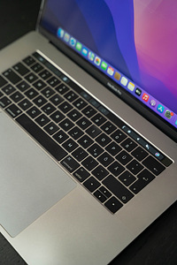 Macbook Pro 15 tolli, 2016 touchbariga (4 foto / 5)